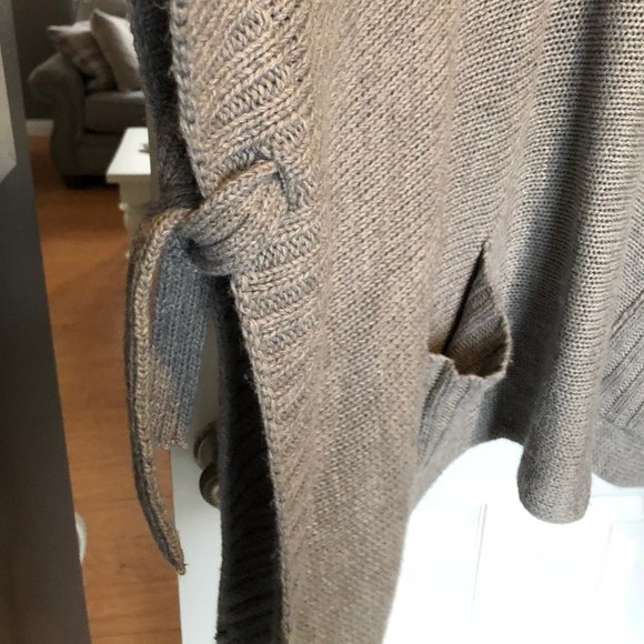 Alya Sleeved Grey Poncho - Picture 6 of 7